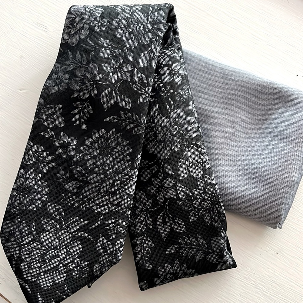 LBT men’s black/gray floral tie with matching pocket square